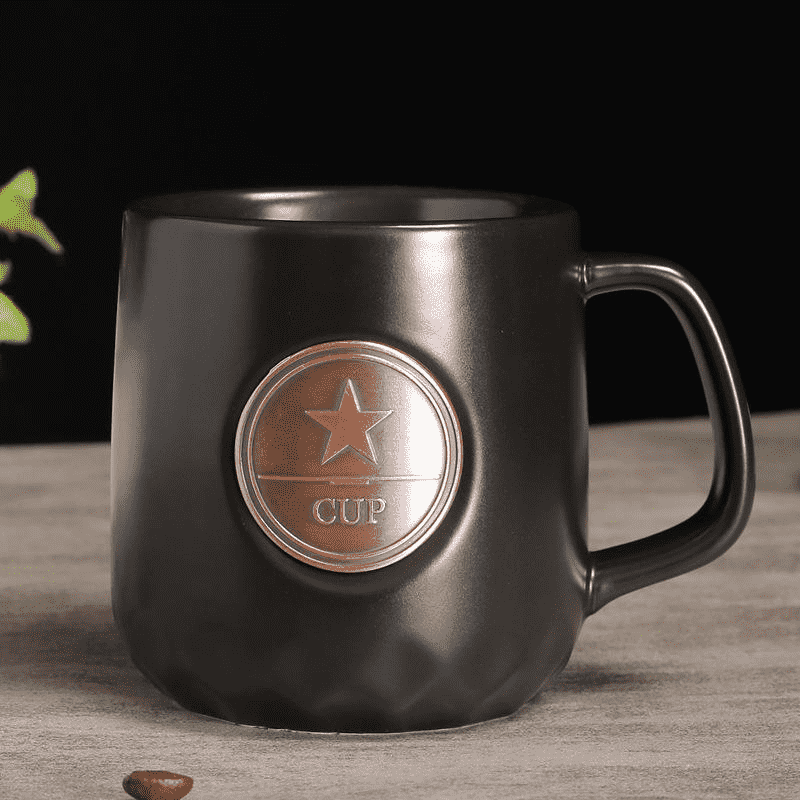 Mga Ceramic Mug na may Metal Pin Badge